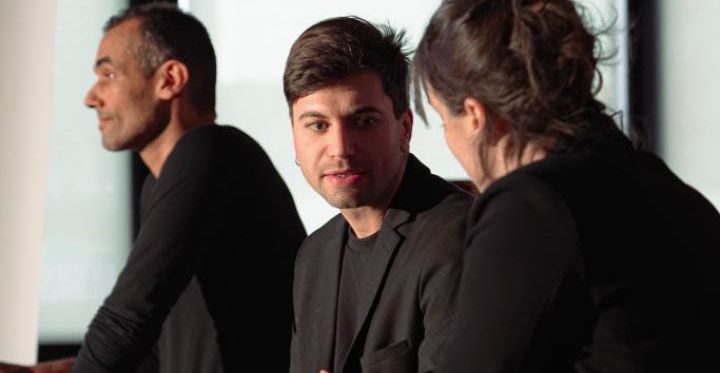 Un acteur et une actrice discutent