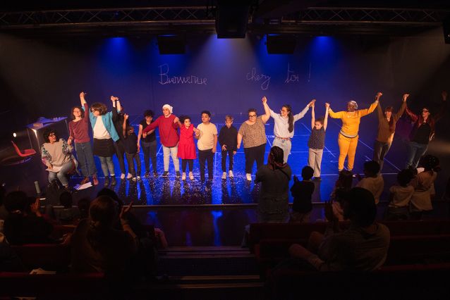 Les participants au spectacle saluent le public en fin de réprésentation