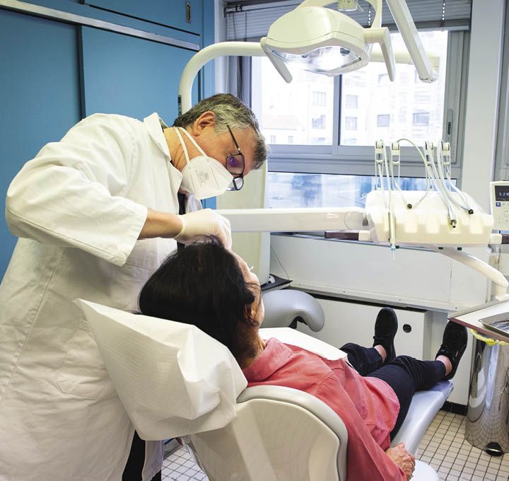 Un dentiste ausculte une patiente