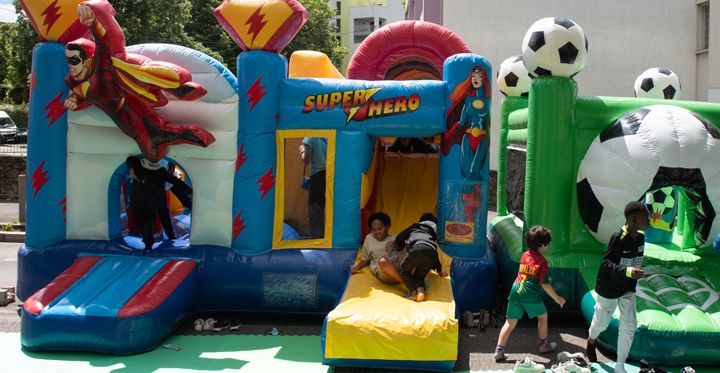 Enfants jouant sur des jeux géants gonflables lors de la fête de quartier