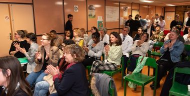 Le public applaudit la signature du CLS