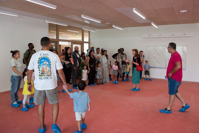 Les parents d'élèves découvrent le hall de l'école