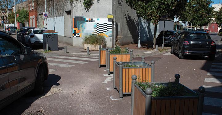 Des jardinières ont été installées à un carrefour pour le piétoniser