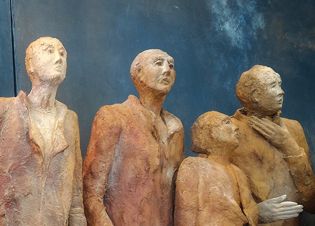 Des femmes et des hommes, terres cuites de MC Debain