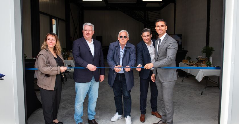 Tony Di Martino coupe de ruban inaugurant ainsi le Village Businnes Park entouré des partenaires du projet