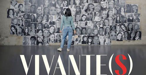 L'affiche du film Vivante(s) représente une femme vue dedos qui regarde un mur tapissé de photos portraits de femmes