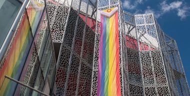 Le drapeau LGBTI+ est accroché sur la façade de l'Hôtel de ville