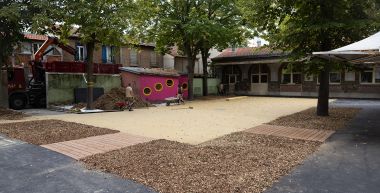 une cour d'école débitumisée