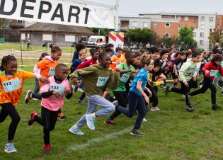 Au stade, les enfants s'élancent pour la course des Foulées de 8 mai à Bagnolet