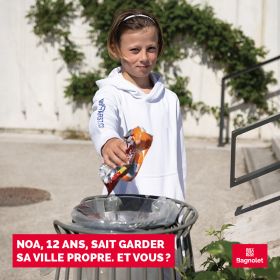 Un jeune Bagnoletaise jette une canette dans une corbeille de rue