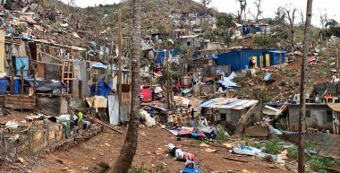 Après le passage du cyclone, les habitations précaires de Mayotte sont balayées
