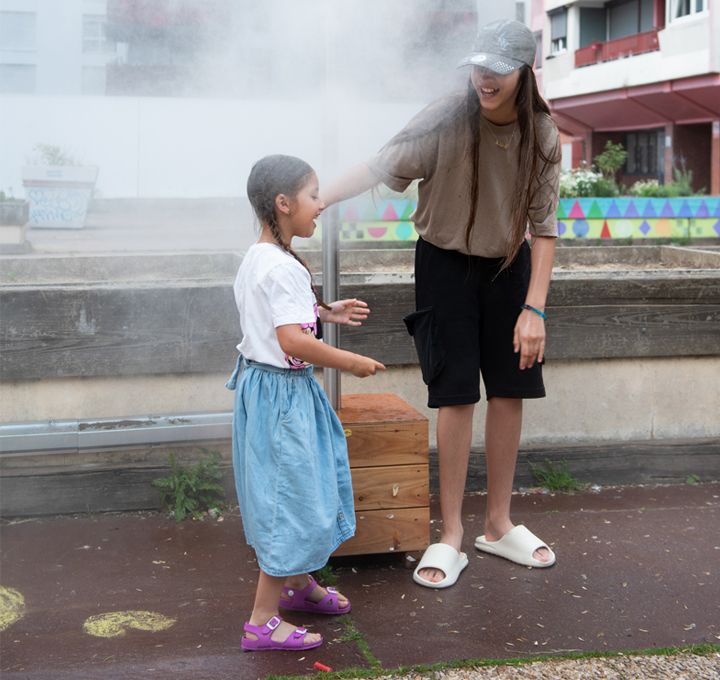deux jeunes filles sous un brumisteur