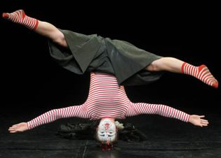 Le clown Verre Tige la tête à l'envers