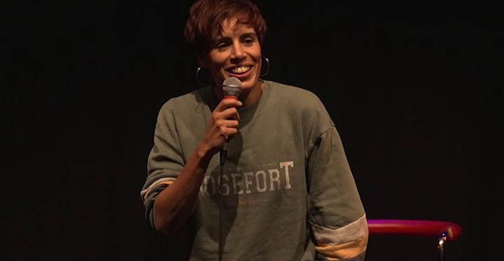 Nedjma heureuse de découvir le stand-up