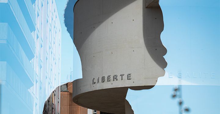Profil d'un jeune garçon en transparence avec le mot liberté