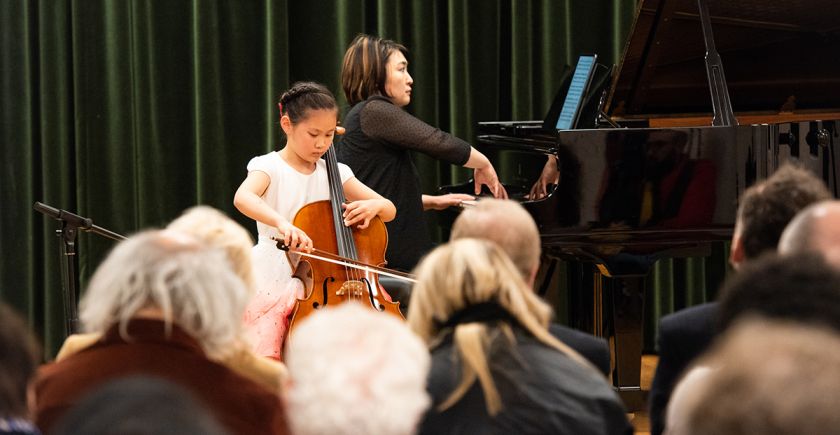 Une très jeune lauréate venue du Japon joue du violoncelle lors du Concert des lauréats au Conservatoire slave de musique
