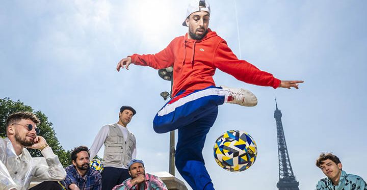 Jordan Meunier fait une démonstration de foot freestyle au Trocadéro