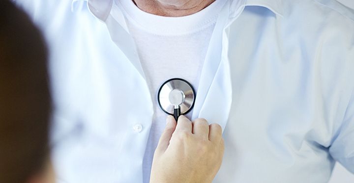 Un médecin écoute le coeur d'un patient