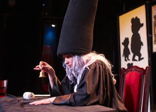 Sur scène, une sorcière joue les voyantes