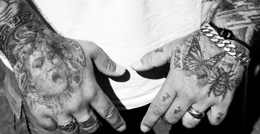 Gros plan sur des mains tatouées