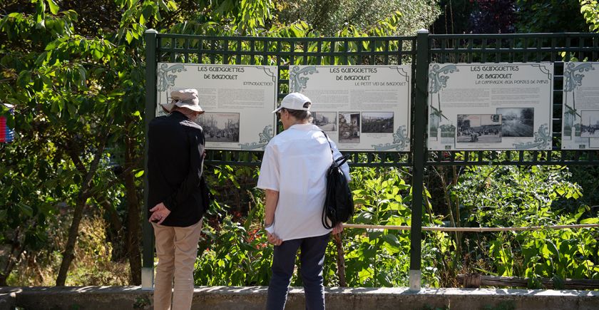 Une exposition sur les grilles du chataeu de l'Etang