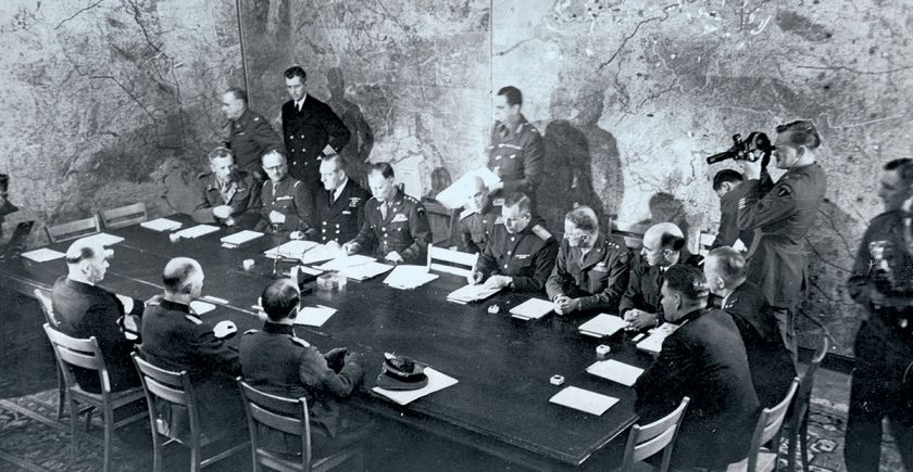 Reims. Signature de la reddition le 7 mai à 2h41, dans la salle située dans l'actuel lycée Roosevelt, en présence des Alliés et des Allemands.