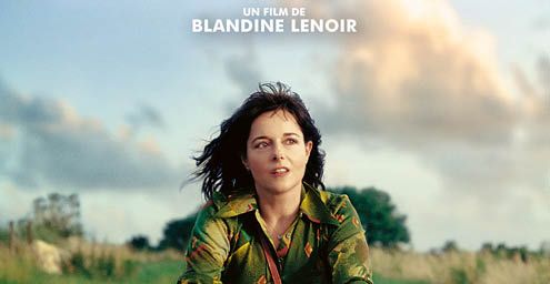 Annie Colère. L'affiche du film de Blandine Lenoir montre l'actrice princiaple à vélo sur une route de campagne