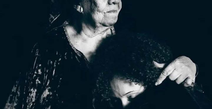 Une grand-mère algérienne serre dans ses bras sa fille