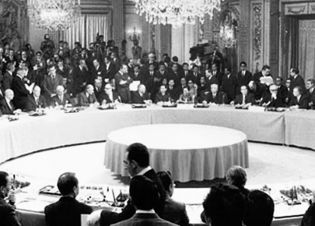 Le 18 mars 1962, à l'hôtel du Parc dans la ville d'Evian, dans une grande salle de réception les Accords dit d'Evian sont officiellement signés