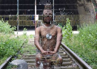 l'artiste habillé de fil et métal recyclé