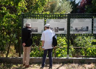 Une exposition sur les grilles du chataeu de l'Etang