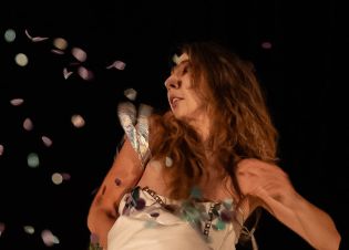 Des confettis colorés tombent sur une actrice