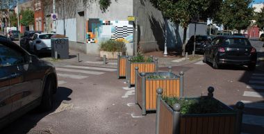 Des jardinières ont été installées à un carrefour pour le piétoniser