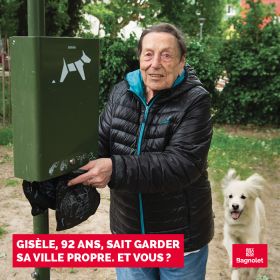 Une Bagnoletaise ramasse les déjections de son chien