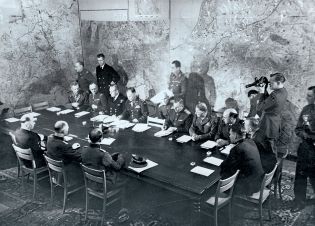 Reims. Signature de la reddition le 7 mai à 2h41, dans la salle située dans l'actuel lycée Roosevelt, en présence des Alliés et des Allemands.