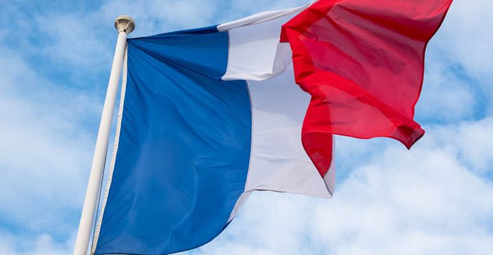 Le drapeau français flotte dans le ciel