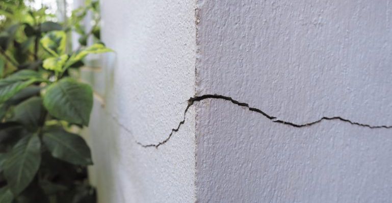 gros plan sur une fissure sur le mur d'une maison