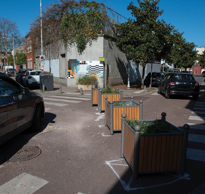 Des jardinières ont été installées à un carrefour pour le piétoniser