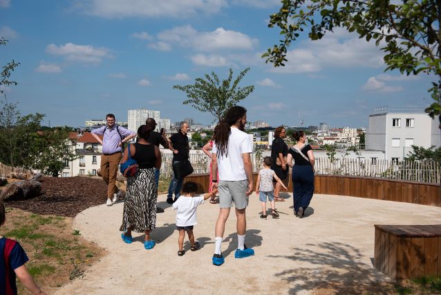 Les parents d'élèves découvrent le toit terrasse