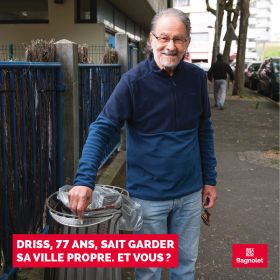 Un Bagnoletais écrase son mégot sur une cendrier de rue