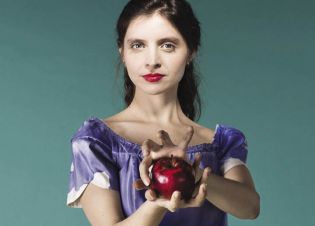 Une actrice en Blanche Neige et sa pomme