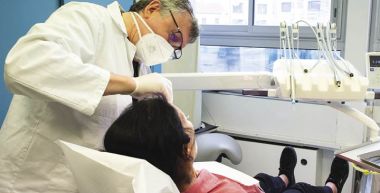 Un dentiste ausculte une patiente