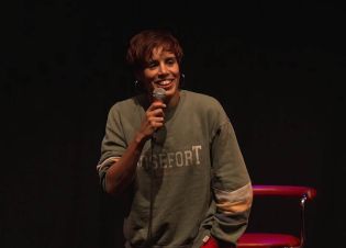 Nedjma heureuse de découvir le stand-up