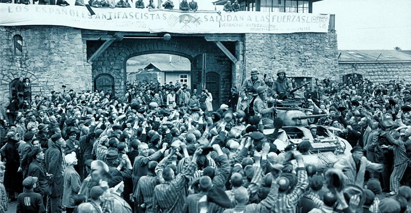 Joie et acclamations à la libération d'un camps de déportés