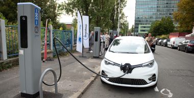 Une voiture est garée à une borne de recharge électrique
