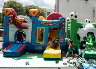 Enfants jouant sur des jeux géants gonflables lors de la fête de quartier