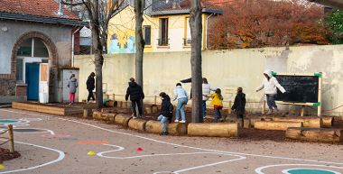 Des écoliers jouent dans la cour de l'école Ferry