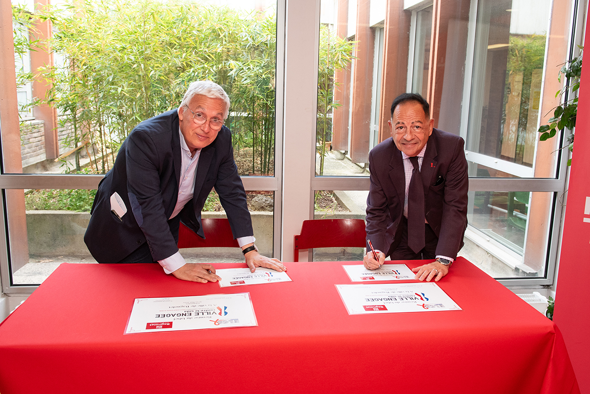 Tony Di Martino, maire de Bagnolet et Jean-Luc Romero-Michel, président de l’association ELCS signent le Label décerné