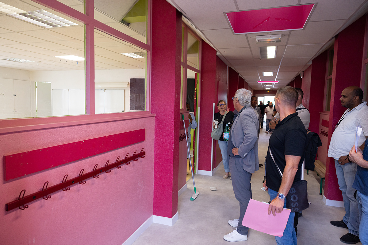 Le couloir de l'école a été repeint en rose