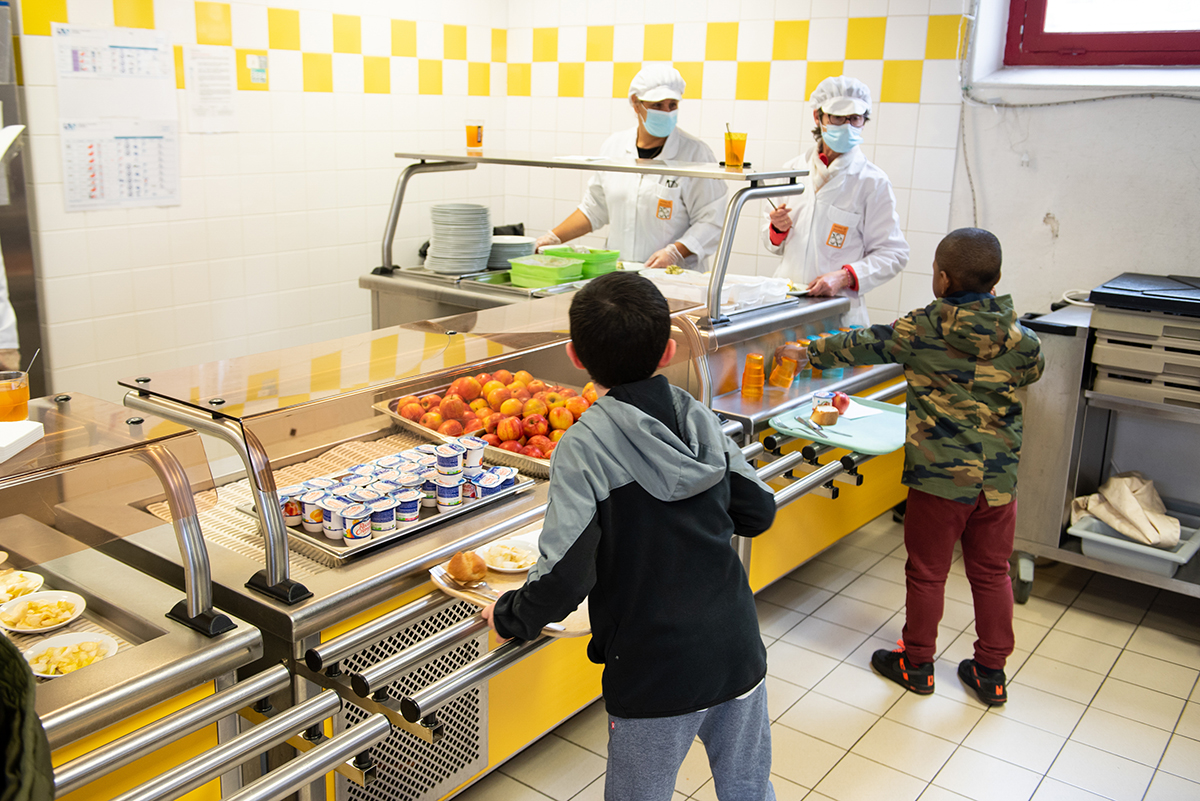 Les enfants à l'heure de la cantine à Bagnolet Les enfants à l'heure de la cantine à Bagnolet